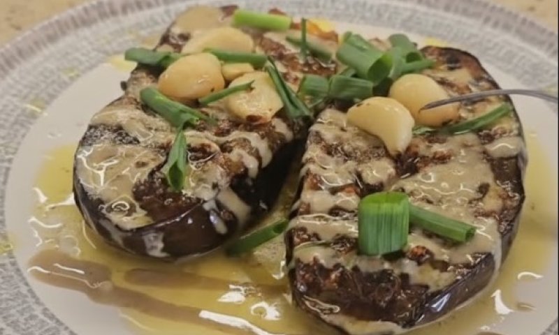 הכי פשוט וקל להכנה: מתכון לחציל קלוי מתובל עם קונפי שום