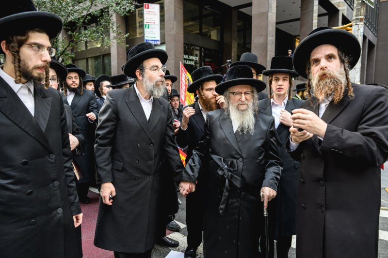 האחים לאנטשעווסקי, אברומי בלום, ד. ה. כרם, אייזיק. י, Clear shot