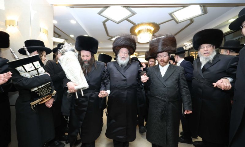 תרומת הנגיד הרב לב: בסאווראן הכניסו ספר תורה לבית המדרש