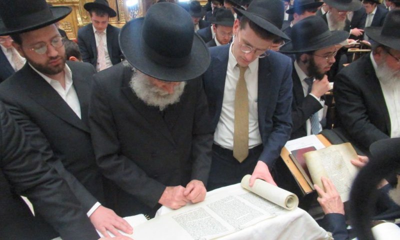 לאחר המגילה בפוניבז': ראש הישיבה פצח בשירת 'שושנת יעקב' | תיעוד