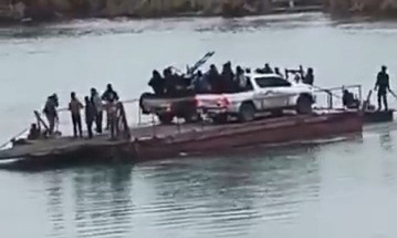 כוחות המשטר הסורי חוצים את נהר הפרת במעבורת מאולתרת