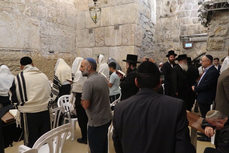 <blat>בחדרי חרדים</blat>