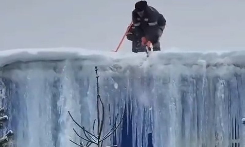 תושבי מוסקבה חוששים: נטיפי קרח ענקיים על גגות המבנים בעקבות מזג האוויר הקיצוני