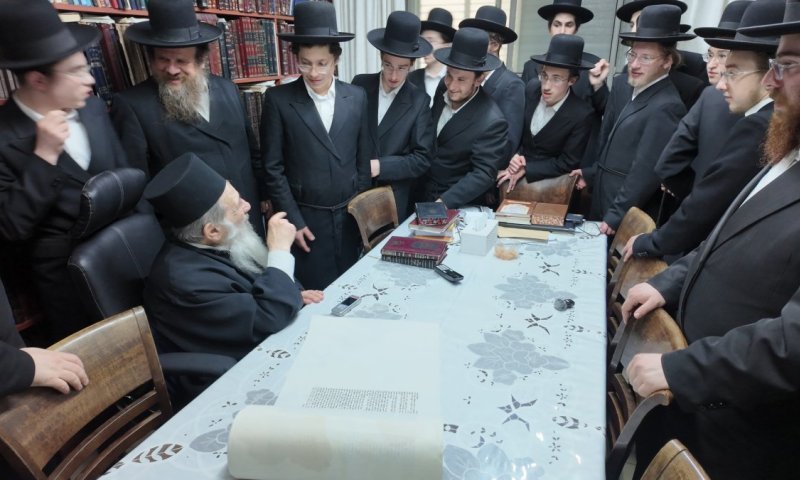 עשרות יתומים מחסידות גור במעונו של הגה"צ חכם ניסים בן שמעון