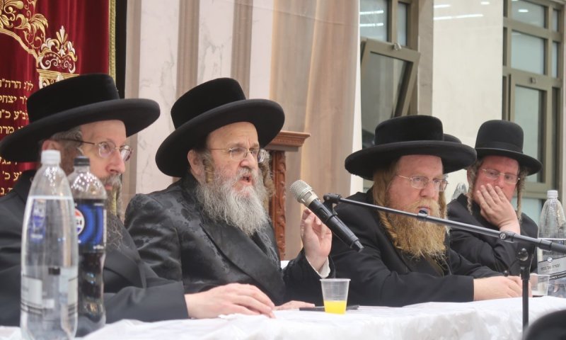 האדמו"ר מדינוב כבש את קהילת סאטמר ב"ב: "תהיו בפרישקייט כמו הרבי"