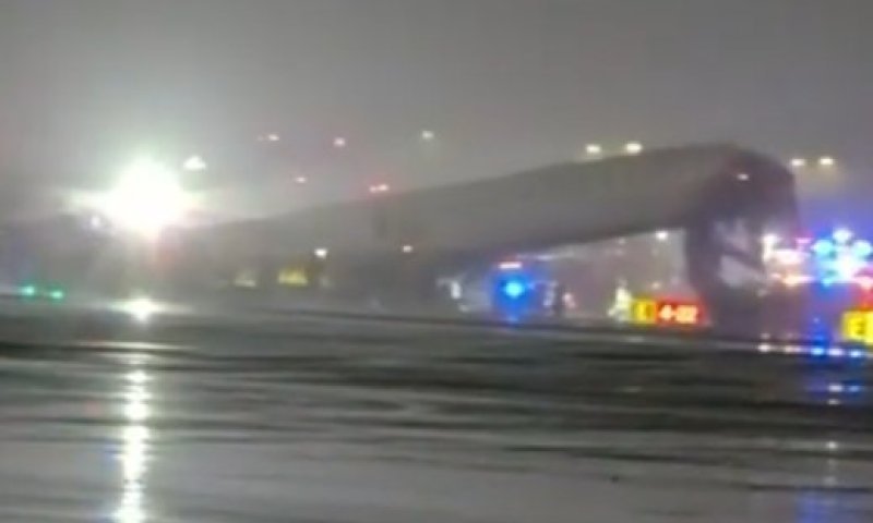 דרמת ענק בניו יורק: מטוס עמוס בנוסעים חרדים התנגש חזיתית בכבאית