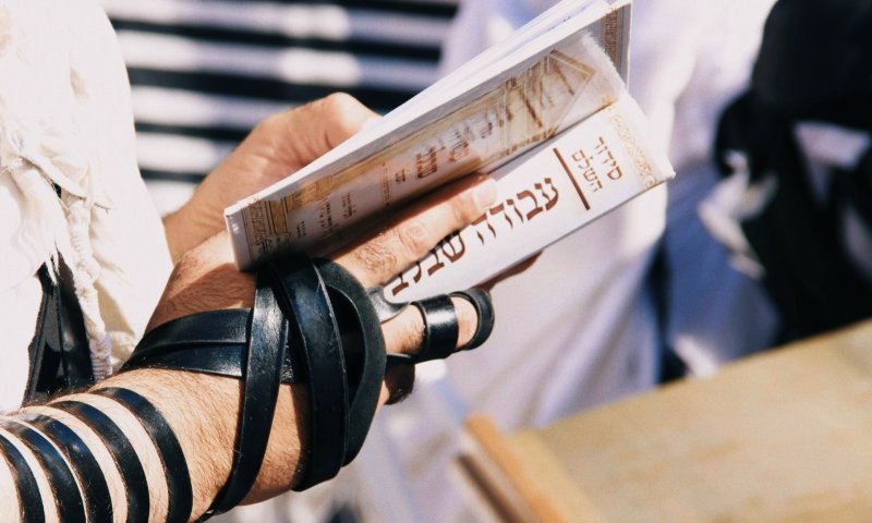 האח השכול הקים דוכן תפילין ונעצר, השוטר הוזמן לשימוע בפני השר