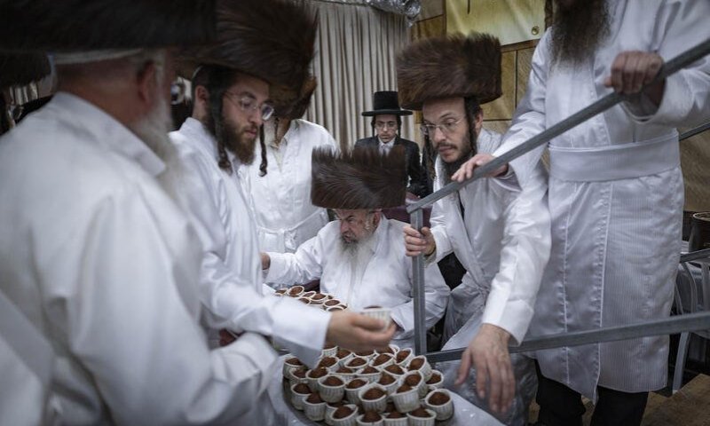 סכומי עתק ל'מפטיר יונה' ודמעות בנעילה: יום הכיפורים תשפ"ז בעולם התורה והחסידות