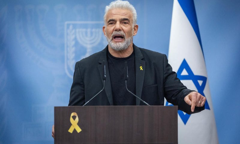 "השגרירות בפאניקה": לפיד חושף - ישראל בדרך למבוכה בינלאומית?