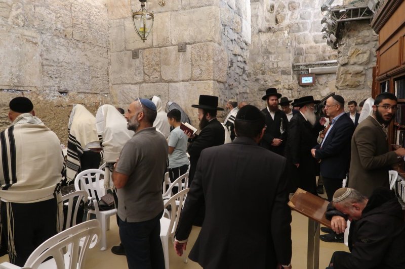 <blat>בחדרי חרדים</blat>