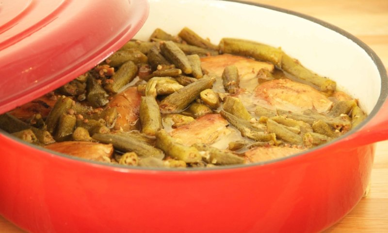 צהריים משפחתית וחמה: עוף ברוטב עגבניות ובמיה