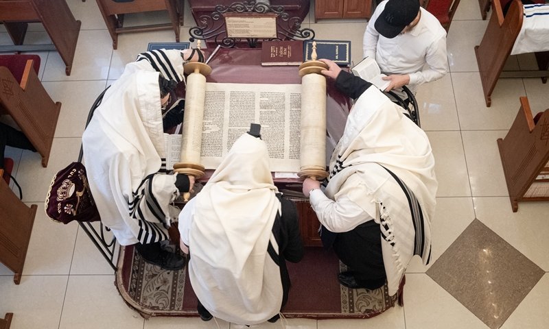 זריחה ב-9 בבוקר? הסעיף המדאיג בחוק שימנע ממאות אלפי יהודים להתפלל במניין בארה"ב