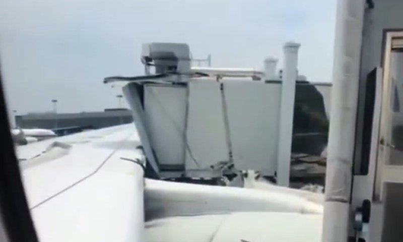 תקרית חריגה בנמל התעופה בשנגחאי: מטוס התנגש בשרוול הנוסעים