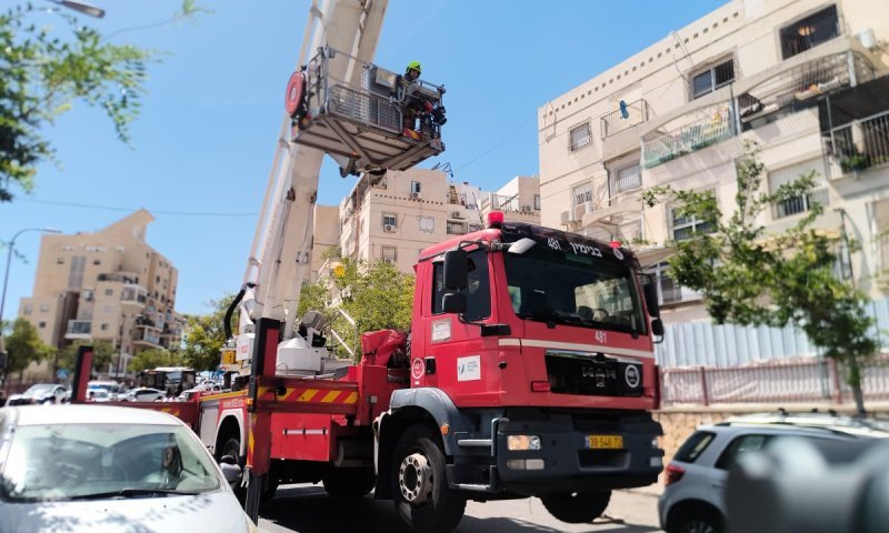 שלושה לכודים בהם תינוק חולצו משריפת בית במודיעין עילית