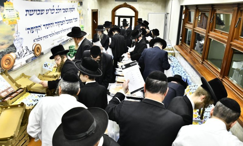 לקראת חג מתן תורה: חלוקת הענק של מפעל החסד 'הקופה'