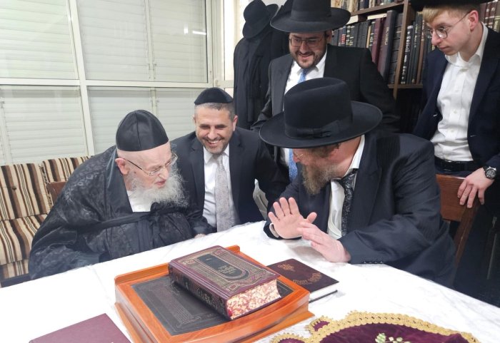 ישראל כהן: הגרש"ב סורוצקין ר"י עטרת שלמה בביקור חג כעת אצל רבינו הגדול מרן ראש הישיבה הגרמ"צ ברגמן.