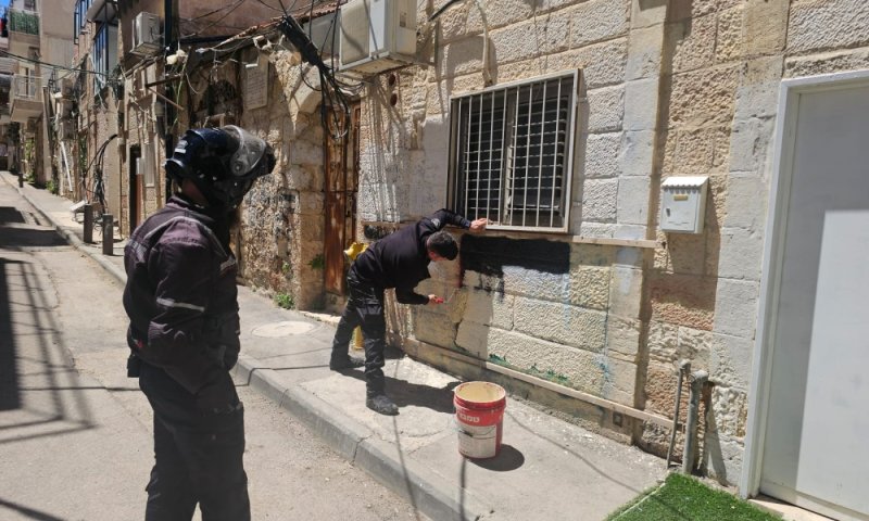 עימותים במאה שערים: המשטרה נכנסה למחוק כתובות גרפיטי
