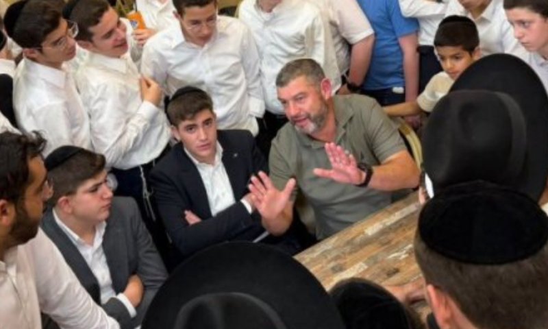 אחרי הקריסה בסקרים: עופר וינטר הגיע לבני ברק והותקף