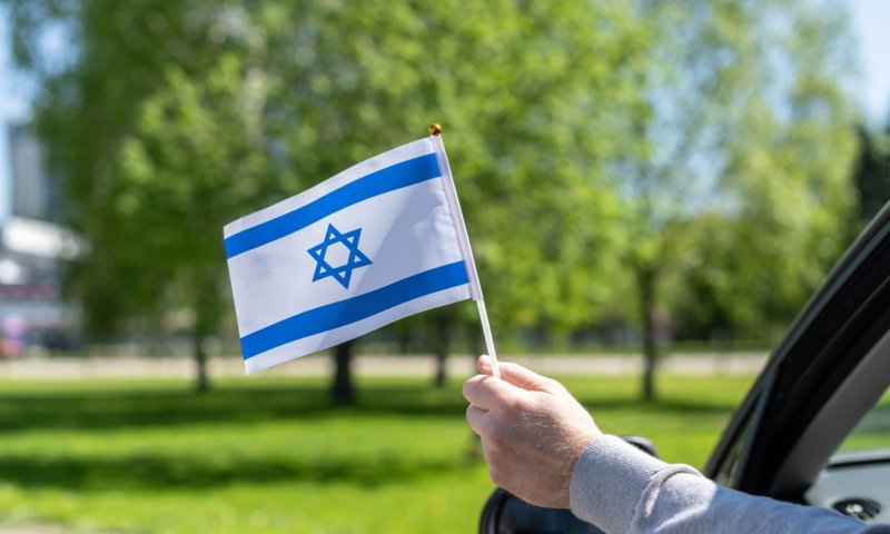 תלש דגל מ"רכב שעצר" במאה שערים? האמת נחשפה בבית המשפט - והביקורת על המשטרה
