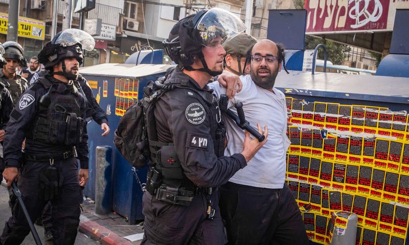 למעלה מ-20 עצורים במהומות בבני ברק: מסוק הועלה לאוויר, כוחות רבים פועלים בעיר