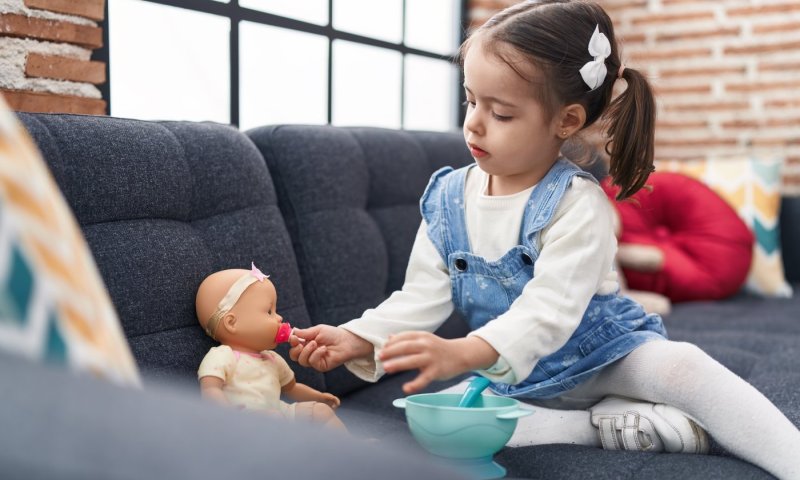 שאלה טובה: האם אימהות וסבתות יכולות להמשיך לשחק בבובות?