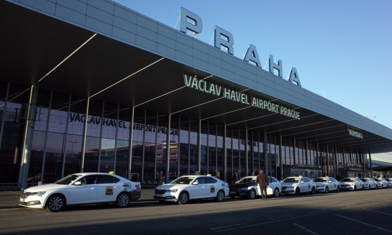 השפלה בביקורת הדרכונים: אישה חסידית נדרשה להסיר כיסוי ראש