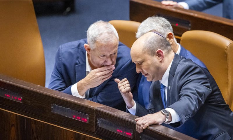 גנץ נגד בנט: "פוסל את הליכוד ופוגע בסיכוי להחליף את הממשלה"
