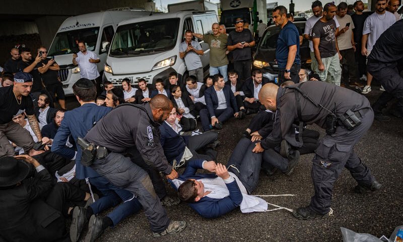 לאחר שעה וחצי של הפגנות על מעצרי העריקים: המשטרה הצליחה לפנות את המפגינים מהנתיב