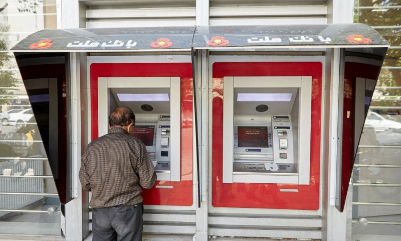 תורים בכספומטים: 10 מיליון ריאל באיראן שווים כ-7 דולר