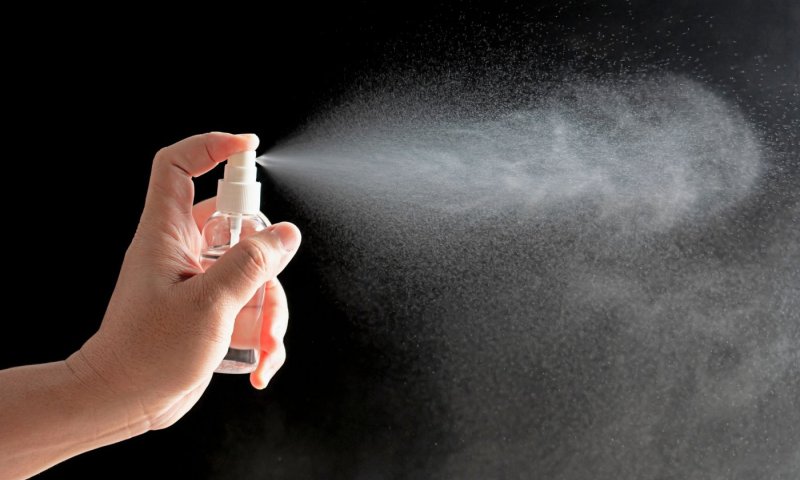 גבר התיז חומר לא ידוע לפרצופה של חברת הקונגרס האנטישמית