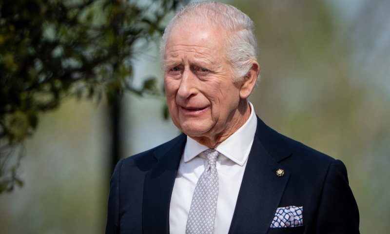 שיעור תנ"ך בגובה 30 אלף רגל: הטיסה המקרית ששינתה את הקשר בין מלך אנגליה ליהדות