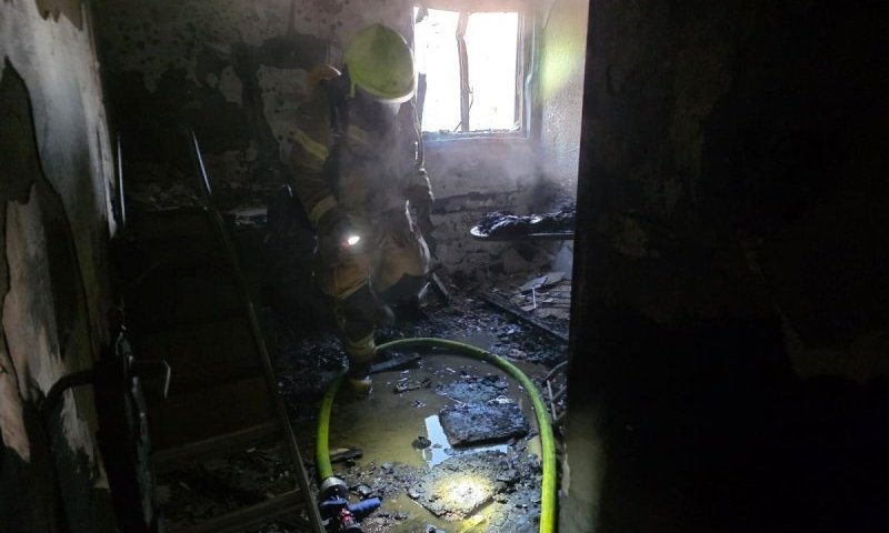 תינוקת ושישה בני אדם חולצו משריפה בבניין מגורים בבאר שבע