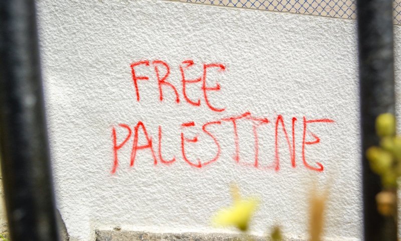 פתק "פרי פלסטיין" בחבילת פיג׳מה לחנוכה: עובדת פוטרה