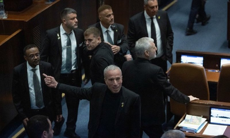 הכנסת אישרה בטרומית את חוק קלנר; ההצבעה לוותה במהומה ובקרע בקואליציה