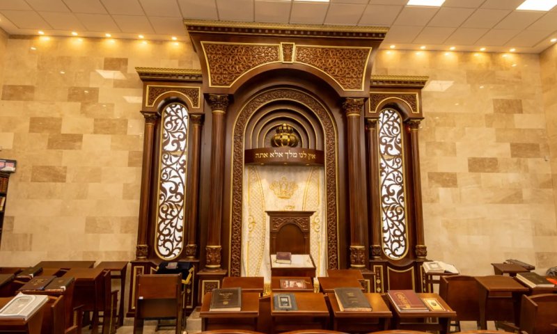 מבתי כנסת ועד להיכלי הענק: אימפריית הריהוט של רהיטי לביא כובשת את בתי הכנסת בארץ ובעולם