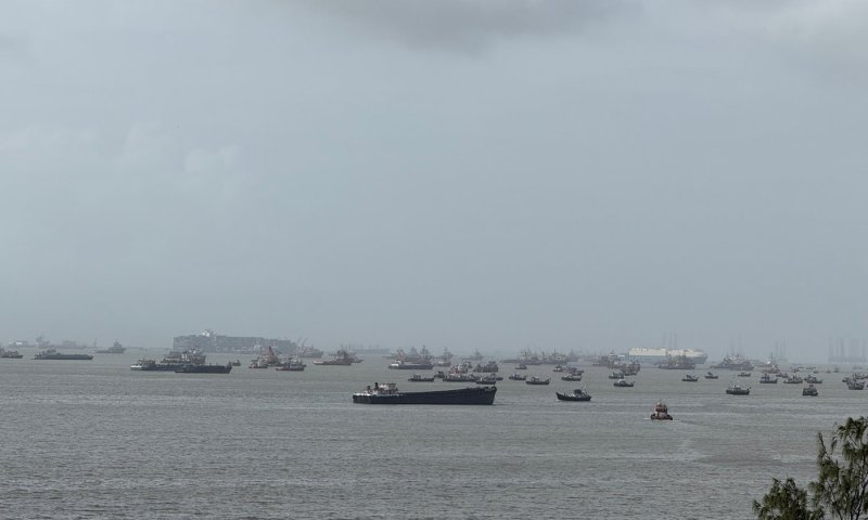 2,000 ספינות תקועות במפרץ, ו-20 אלף מלחים ממתינים לחילוץ