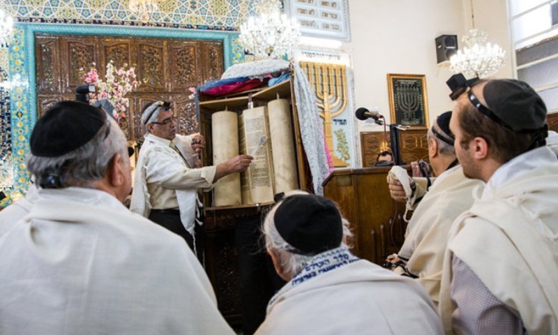 יהודי שיראז הצהירו אמונים למוג'תבא חמינאי בהלוויית אביו