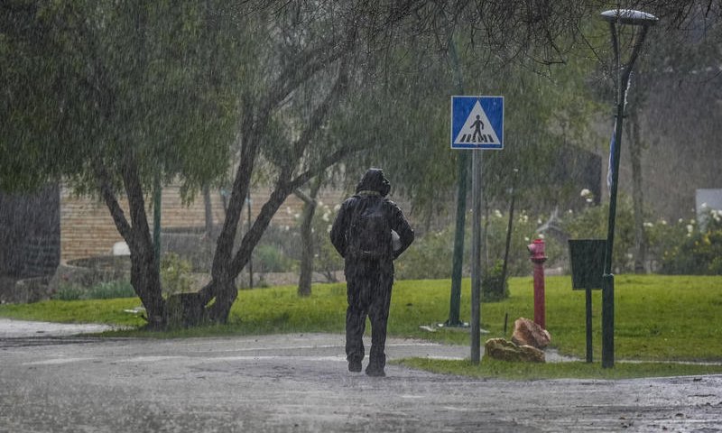 שבת רטובה: הגשם חוזר מצפון ועד נגב, צניחה בטמפרטורות במהלך השבת