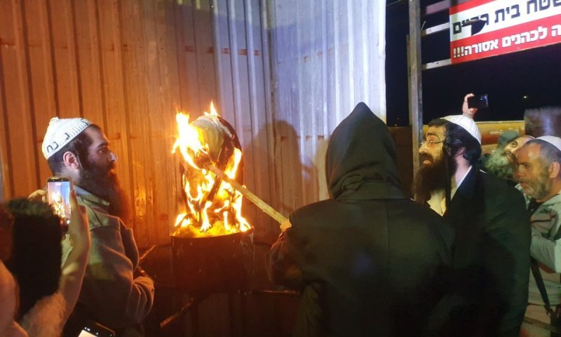 אומן: שמחה פורצת גבולות בהדלקת ל"ג בעומר בחצר ציון רבי נחמן מברסלב