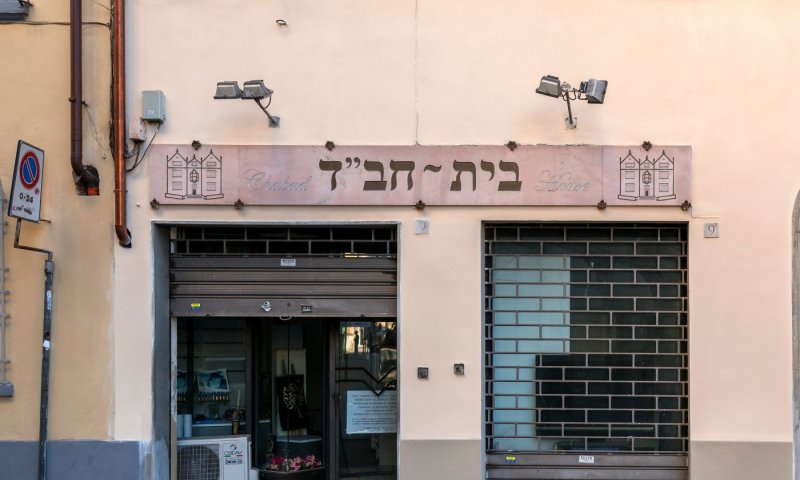נפצים הושלכו: נזירים בודהיסטים הפגינו נגד בית חב"ד
