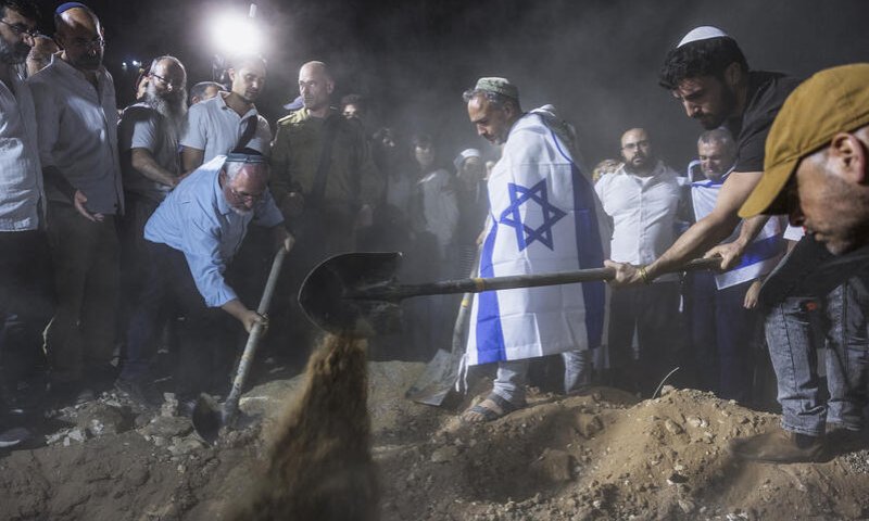 "צעק לי 'תברח' והציל את חיי": בנו של הנרצח בפיגוע משחזר את רגעי האימה