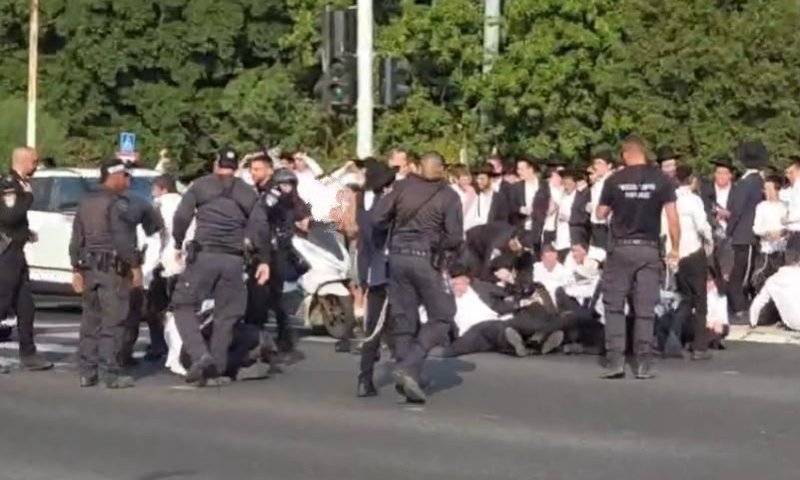 מחאות בכפר סבא ובכביש 4 בעקבות מעצר עריק - שהגיע לתחנת המשטרה