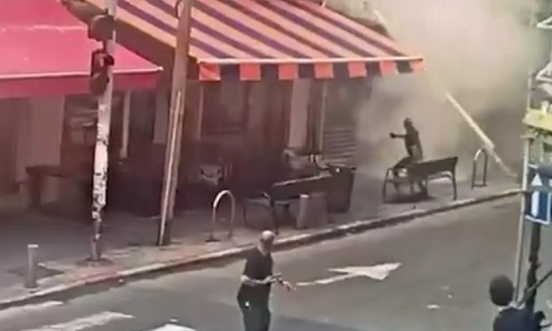 קם מהספסל וניצל ברגע האחרון: תיעוד דרמטי מקריסת המבנה בתל אביב